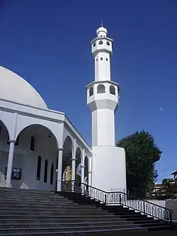 Beide minaretten zijn 31 meter hoog.