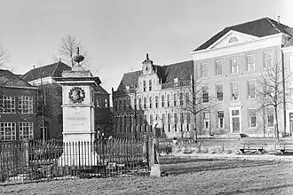 Het plein met het H.D. Guyot-instituut in 1967