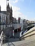 Metro-ingang voor de halte Centraal Station met rechts de Sint Nicolaaskerk, 2018