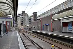 Het station midden tussen de bebouwing.