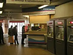 De stationshal met de voormalige klantenservice.