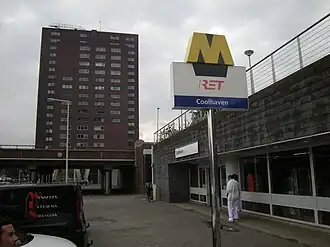 Ingang Coolhavenzijde, op de achtergrond de Pieter de Hoochbrug en flatgebouw "ter Heem".
