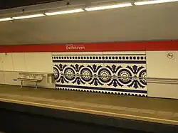 Een van de tegelmotieven op het perron.