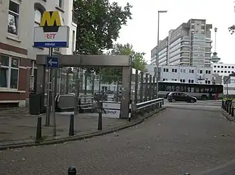 Ingang metrostation Dijkzigt (Saftlevenstraat), op de achtergrond het Erasmus MC.