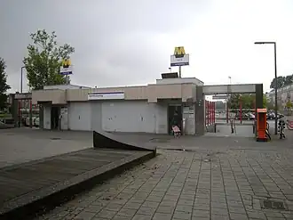 De twee oude ingangen van het metrostation.