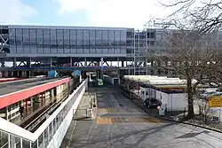 De parkshuttle rijdt langs de bouwplaats (begin 2013).