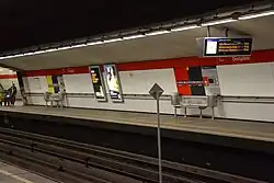 Afbeeldingen van metrotreinstellen in het station.