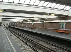 Perron van het station voor de opknapbeurt in 2008.