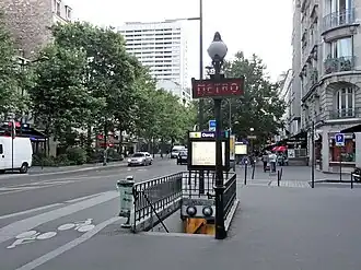 De stationsingang bij de Avenue Jean Jaurés