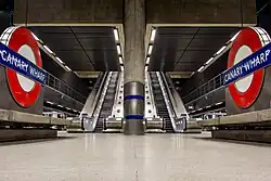 De onderkant van de roltrappen op het eilandperron