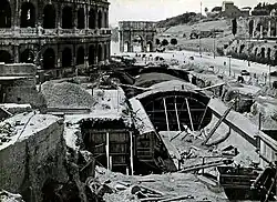 De bouwput naast het Colosseum in 1939.