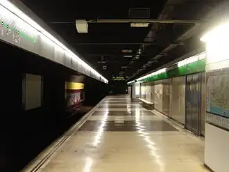 Een perron van het station