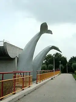 Einde van de metrolijn, met de twee walvisstaarten; 2005.