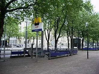 Een van de ingangen van het station, met op de achtergrond het stadhuis.