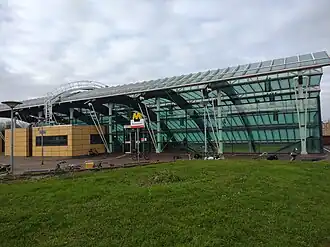 De ingang van het station