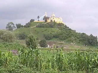 De katholieke kerk Nuestra Señora de los Remedios kijkt uit over Cholula vanaf de top van de Grote piramide