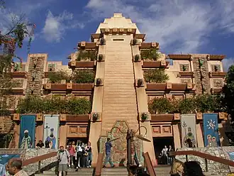 De piramide die toegang geeft tot het indoor gedeelte van het paviljoen