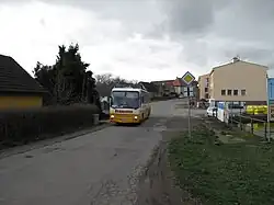 Bus in het dorp (2015)