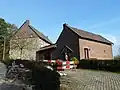 Pastorie, zeer markant gelegen op de helling bij een bocht van de weg