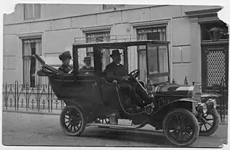 M.H. Laddé aan het stuur van zijn Willys-Knight voor zijn huis in Nigtevecht