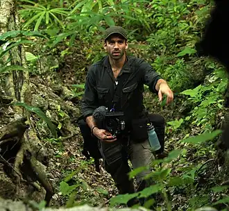 Michael Sanderson tijdens het filmen van Return of the Spider Monkeys in Guatemala