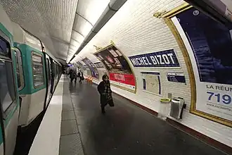 Het perron van het station in de richting Créteil