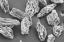 Vulkanische asdeeltjes (sterk vergroot)