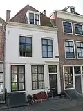 Huis met gepleisterde rechte gevel