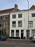 Huis met gepleisterde gevel, in lijst gedateerd 1727