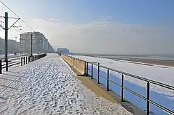 Zeedijk in Middelkerke met de tramsporen in de winter.