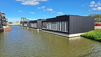 De Middelseefeart met woningen in Middelsee