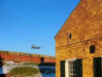 Fort Mifflin met op de achtergrond een opstijgend vliegtuig bij het Philadelphia International Airport