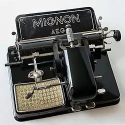 Een typemachine van Olympia "AEG Mignon", 1924