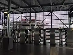 De draaihekken in het toegangsgebouw