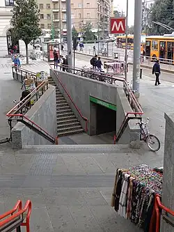 De toegang uit 2010 onder de luifel naast het stationsgebouw