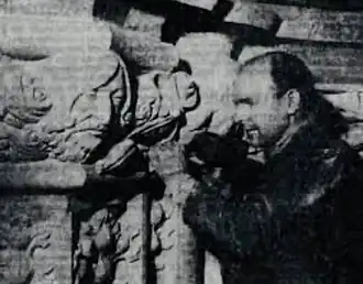 Władysław Miller aan het werk als beeldhouwer