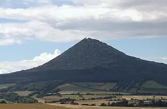 De Milešovka; de hoogste berg van het Boheems Middelgebergte