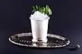 Een Mint julep wordt traditioneel in een koude zilveren beker geserveerd.