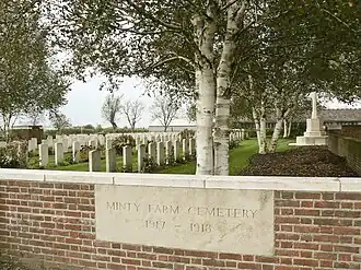 Overzicht met naamsteen en Cross of Sacrifice