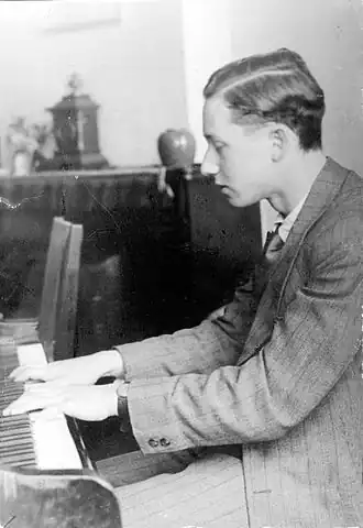 Mischa Hillesum achter de piano in 1942