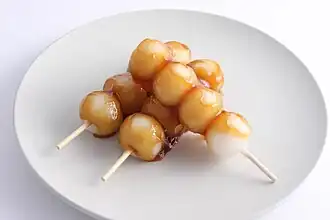Dango, rijstcake balletjes gestoken op een brochette