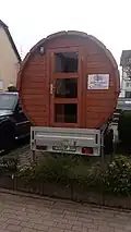 Deze barrel sauna is te huur en kan eenvoudig op een aanhanger worden geplaatst