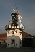 De molen op zijn oude plek, op stelling