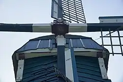 Gietijzeren insteekkop en zeilrails op de binnenroede