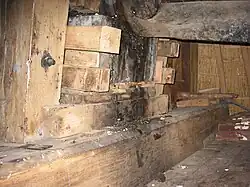 Windpeluw met steenbed en halssteen van de molen De Hoop