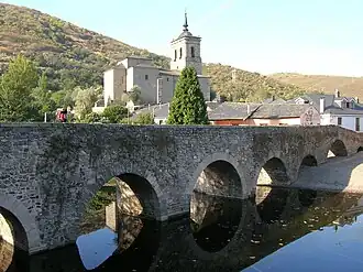 Romaanse brug over de Rio Meruelo en dorpscentrum van Molinaseca