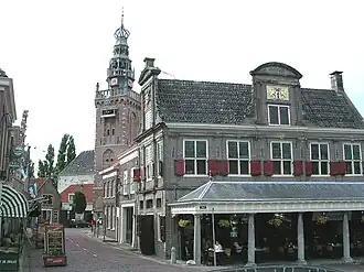 Zicht op de Waag en de Speeltoren van Monnickendam