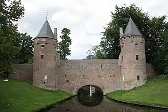 Heiligenbergerbeek onder de waterpoort Monnikendam in Amersfoort