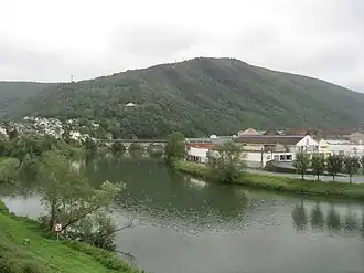 De Côte du Malgré-Tout, gezien vanaf Revin