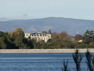De Montagne Noire. In het midden de Pic de Nore, waarop een grote tv-antenne staat.